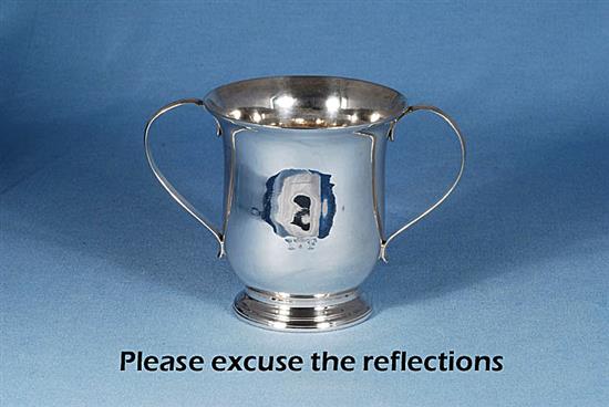 A George III silver loving cup, attributed to John Cormick, Height: 115mm, weight: 8.8oz/275grms.